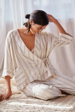 New ⌛ By Anthropologie Wrap Lounge Top IVORY ????